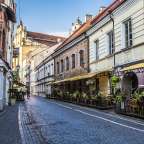 Eine gepflasterte Straße mit einem Restaurant an der Seite