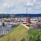 Eine Stadt mit vielen Gebäuden und einem Turm in der Ferne