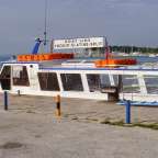 Ein Boot mit einem Schild darauf, das sagt boat line trogir-slatine-split