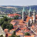 Eine Stadt mit vielen Gebäuden und einer großen Kathedrale