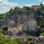 Klebt an Felsen über der Schlucht: Rocamadour