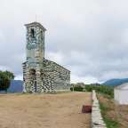 Eine Kirche mit einem Glockenturm steht auf einem Hügel