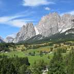 Ein kleines Dorf liegt in der Nähe eines Berges