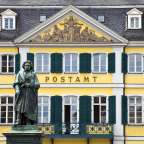 Eine Statue vor einem Gebäude mit der Aufschrift postamt