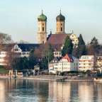 Eine Stadt mit vielen Gebäuden und einem Fluss im Vordergrund