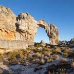 Eine Felsformation mit einem Bogen in der Mitte