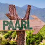 Ein hölzernes Schild zeigt nach paarl