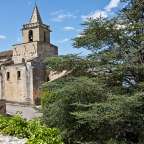 Eine sehr alte Kirche mit einem Glockenturm