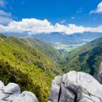 Ein Blick auf eine Bergkette mit Bäumen und Felsen