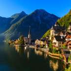 Eine kleine Stadt an einem See mit Bergen im Hintergrund