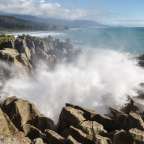 Wellen brechen an einem felsigen Ufer ins Meer