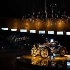 Ein altes mercedes-Auto steht in einem dunklen Raum