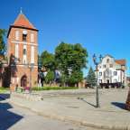 Eine Kirche mit einem Glockenturm und einer Uhr darauf