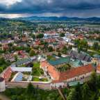 Eine Luftaufnahme einer Stadt mit vielen Gebäuden und Bergen im Hintergrund