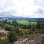 Ein Blick auf eine grüne Landschaft mit einem See im Hintergrund