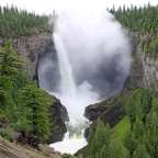 Ein Wasserfall inmitten eines grünen Waldes
