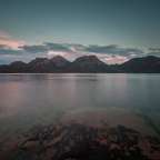 Ein See mit Bergen im Hintergrund