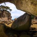 Ein Blick auf einen Strand aus einer Höhle