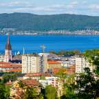 Eine Stadt mit einem großen See im Hintergrund