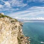 Ein Turm steht an der Spitze einer Klippe über dem Ozean