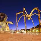 Eine Statue einer Spinne steht vor einem Gebäude