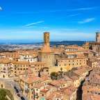 Eine Stadt mit vielen Gebäuden und einem Turm