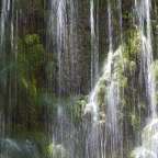 Ein Wasserfall mit grünem Moos darauf