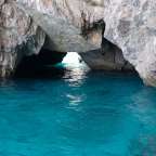 Eine Höhle im Ozean mit blauem Wasser
