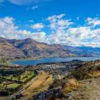 Ein Blick auf einen See mit Bergen im Hintergrund