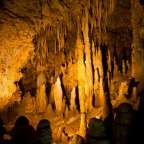 Eine Gruppe von Menschen steht in einer Höhle