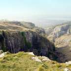 Eine Stadt liegt in der Ferne hinter einer Klippe