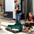 Ein Mann spielt Gitarre, während eine Frau Gitarre spielt