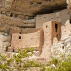 Ein altes Gebäude steht an der Seite eines Felsens