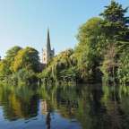 Eine Kirche sitzt auf einem kleinen Hügel über einem Fluss