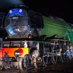 Eine grüne Lokomotive mit der Aufschrift " the flying scotsman "