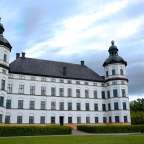 Ein großes weißes und schwarzes Schloss mit zwei Türmen