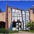 Ein Gebäude mit einem bunten Mosaik darauf