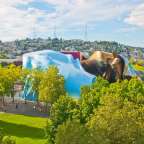 Ein großes blaues Gebäude steht inmitten eines Parks