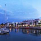 Viele Boote sind in einem Hafen festgemacht