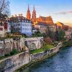Eine Stadt mit vielen Gebäuden und einem Fluss