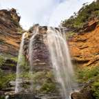 Ein Wasserfall inmitten einer felsigen Klippe