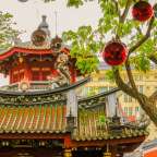 Ein chinesischer Tempel mit einem Drache auf dem Dach