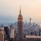 Die skyline von new york city mit dem empire state building im vordergrund