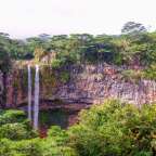 Ein Wasserfall inmitten eines tropischen Dschungels