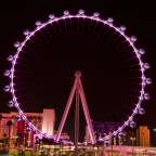 Ein Riesenrad steht vor einem Hotel mit der Aufschrift hard rock