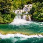 Ein Wasserfall inmitten eines grünen Waldes