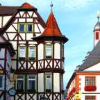 Ein braun-weißes Gebäude mit einer Uhr darauf