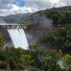 Ein Wasserfall , der durch einen Damm fließt