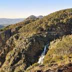Ein Wasserfall inmitten einer felsigen Landschaft