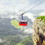 Eine Seilbahn fährt über einen Berghang